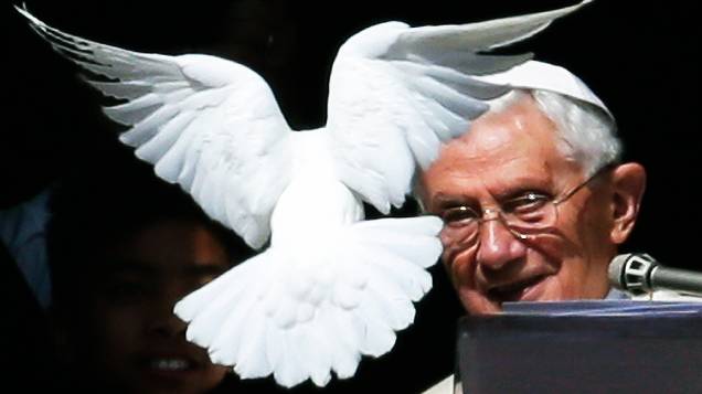 A idade avançada levou o Papa Bento XVI a anunciar a renúncia, nesta segunda-feira (11)