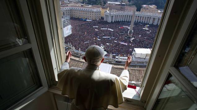 Papa Bento XVI celebrando o seu último Algelus, neste domingo (24)
