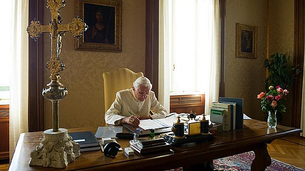 Bento XVI lendo na casa de verão do Vaticano, no pequeno vilarejo de Castelgandolfo, meia hora ao sul de Roma, em 2010
