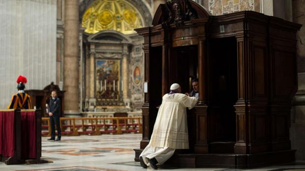 O papa Francisco confessou-se durante uma liturgia penitencial na Basílica de São Pedro, no Vaticano