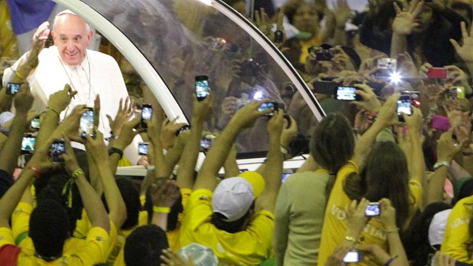 Papa é ovacionado por voluntários no Riocentro