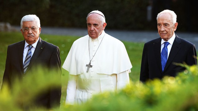 O papa Francisco recebe os presidentes israelense e palestino, Simón Peres e Mahmud Abbas, para invocar juntos a paz no Oriente Médio