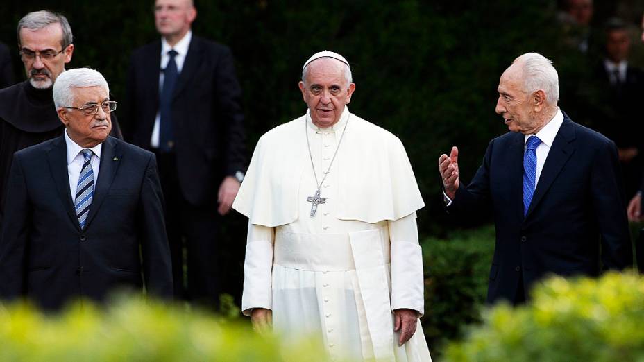 O papa Francisco recebe os presidentes israelense e palestino, Simón Peres e Mahmud Abbas, para invocar juntos a paz no Oriente Médio