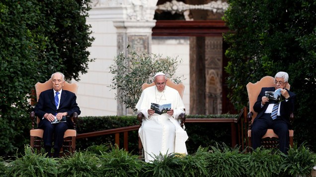 Papa Franscisco reza pela paz com Peres e Abbas