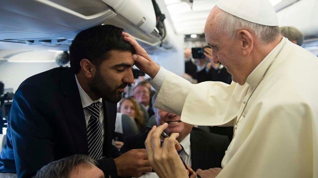 Papa abençoa jornalista antes de desembarcar em Amã, na Jordânia