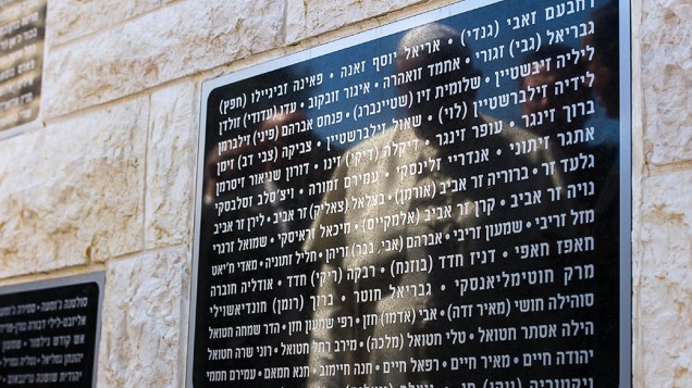 Figura do papa refletida é fotografada no memorial no Monte Herzl, na cidade de Jerusalém. Francisco está em viagem oficial ao Oriente