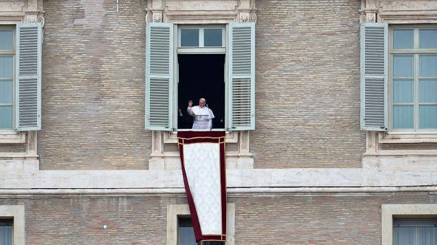 Papa Francisco celebra seu primeiro angelus dominical na Praça São Pedro, no Vaticano