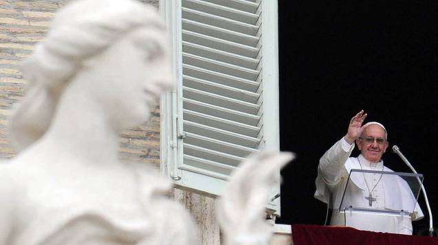 Papa Francisco acena para os fiéis na Praça São Pedro durante a celebração do seu primeiro angelus