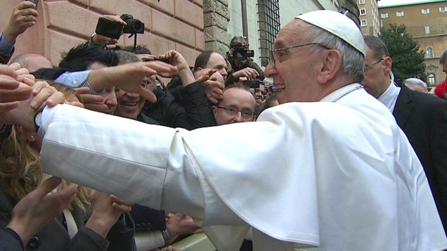 Papa Francisco cumprimenta os fiéis na Praça São Pedro, no Vaticano