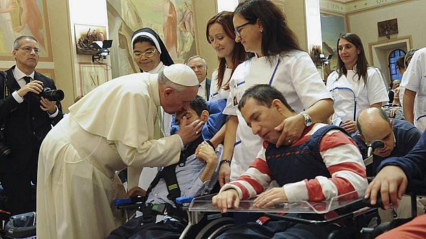 Papa abençoa pessoas com deficiência física na cidade de Assis