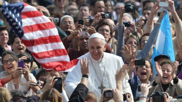 Papa Francisco é saudado por multidão na Praça de São Pedro antes de sua primeira audiência pública