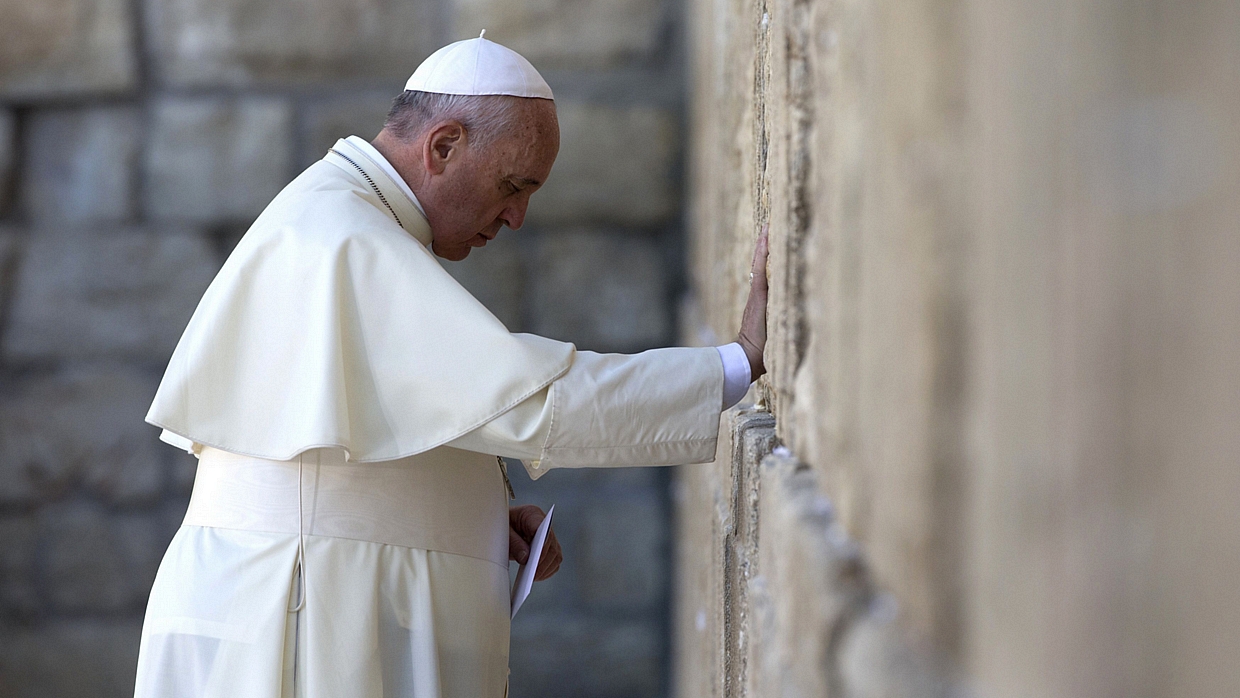 O papa Francisco reza no Muro das Lamentações
