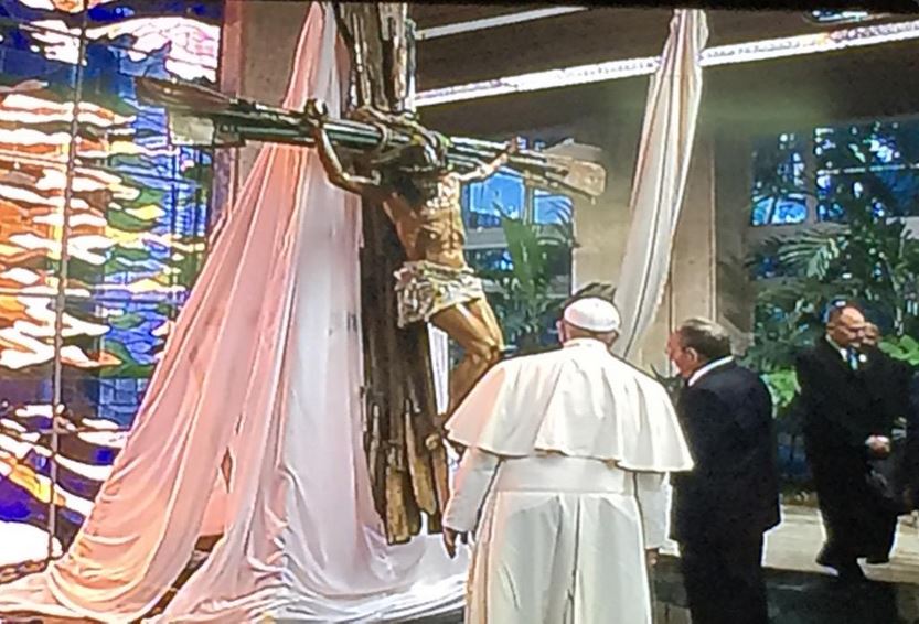Papa Francisco observa crucifixo que recebeu de presente de Raúl Castro