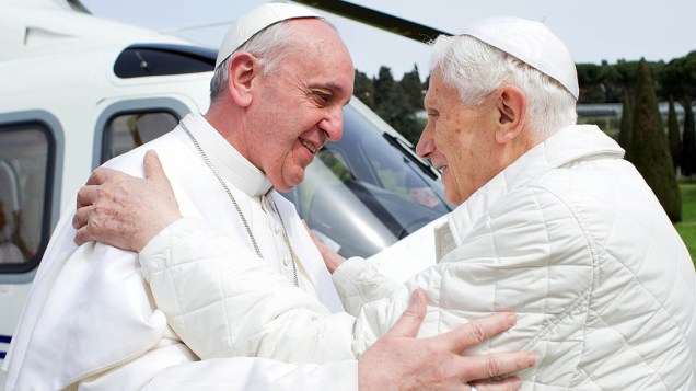 O papa Francisco cumprimenta o papa emérito Bento XVI, em sua chegada ao heliporto de Castel Gandolfo