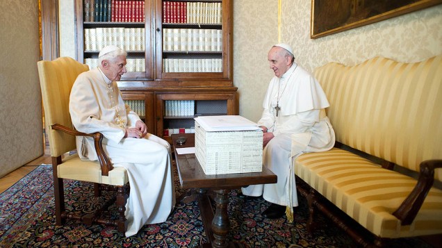 o papa Francisco e o papa emérito Bento XVI conversam durante encontro em Castel Gandolfo