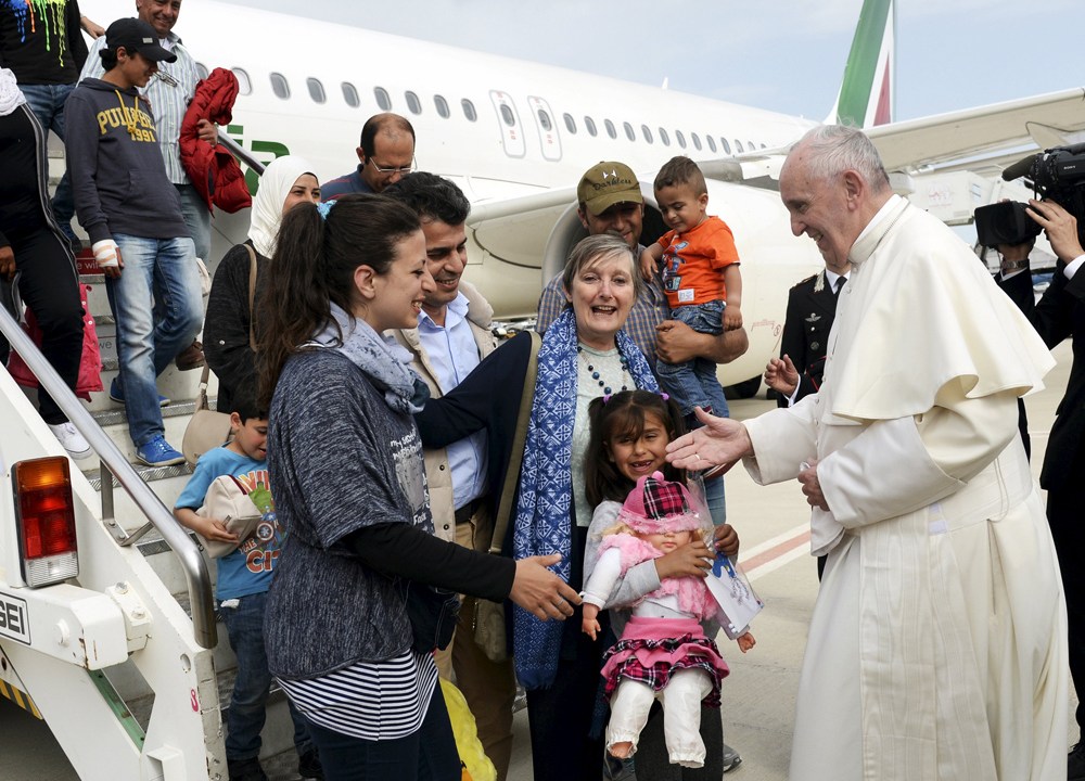 Papa Francisco recebe refugiados sírios em Roma, após visita a ilha grega Lesbos