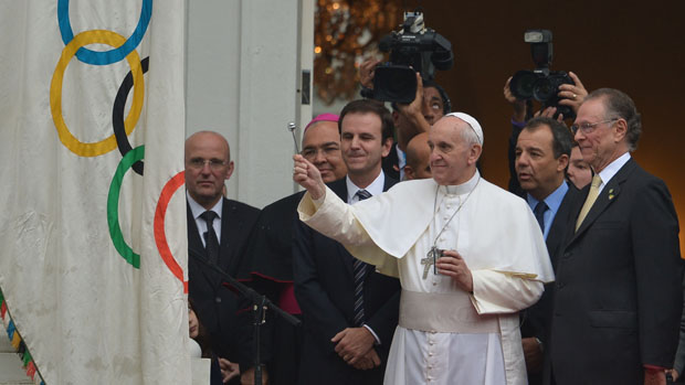 Papa Francisco abençoa a bandeira dos Jogos Olímpicos, no Rio de Janeiro