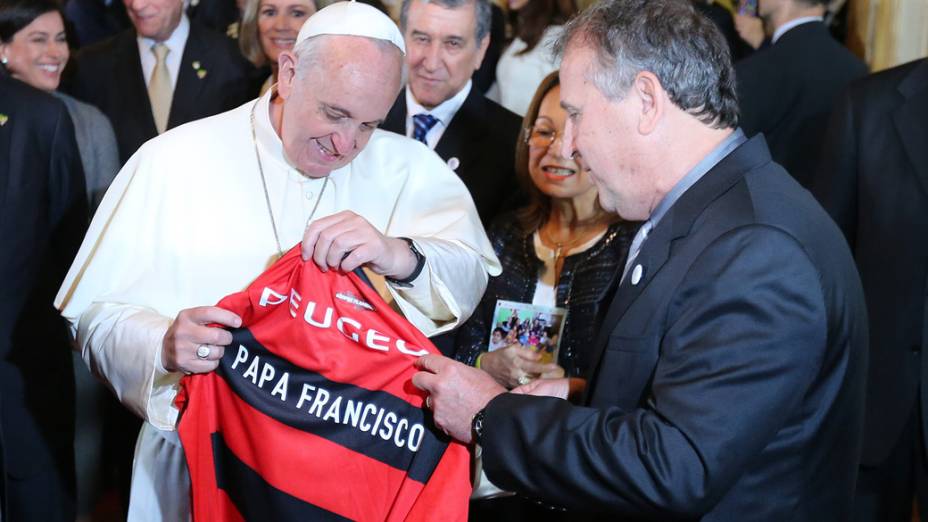 Zico entrega camisa do Flamengo para o Papa Francisco