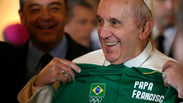 Papa Francisco recebe camisa olímpica no Palácio do Guanabara, no Rio de Janeiro