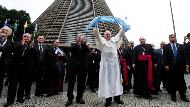 Papa Francisco com a bandeira da Argentina na Catedral Metropolitana do Rio de Janeiro