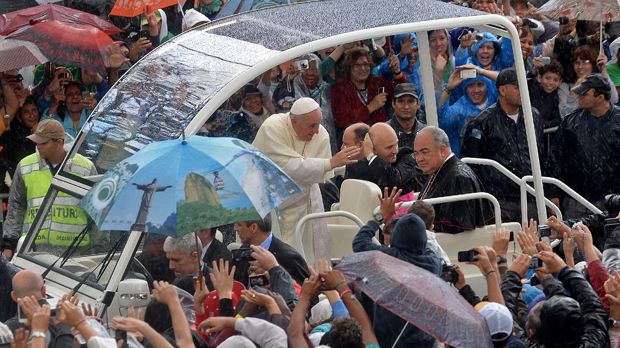 Papa Francisco cumprimenta fiéis na saída da Catedral de São Sebastião, em 27/07/2013