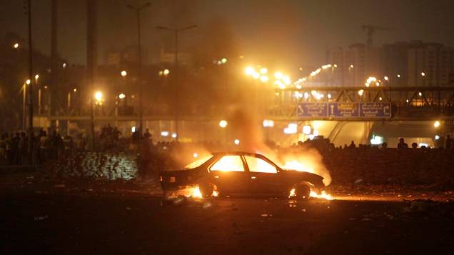 Carro é queimado durante protestos no Cairo, em 27/07/2013