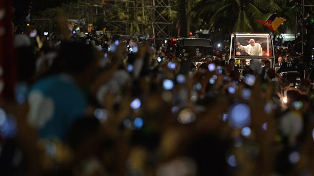 Multidão recebe papa Francisco em Copacabana, em 27/07/2013