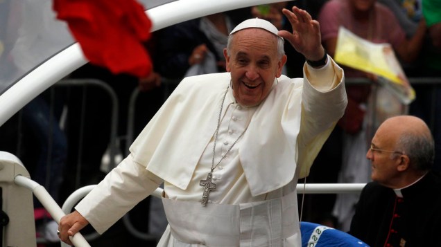 Papa Francisco cumprimenta fiéis em Copacabana, no Rio de Janeiro