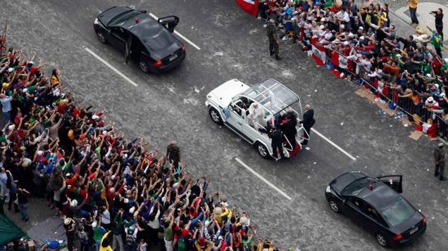 Papa Francisco acena para fiéis no Rio de Janeiro, em 28/07/2013