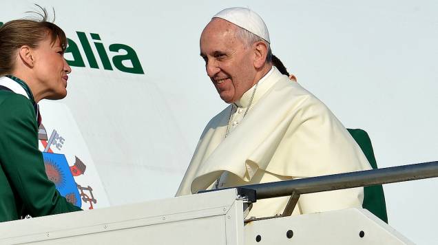 No aeroporto de Roma, papa Francisco se prepara para embarcar rumo ao Rio