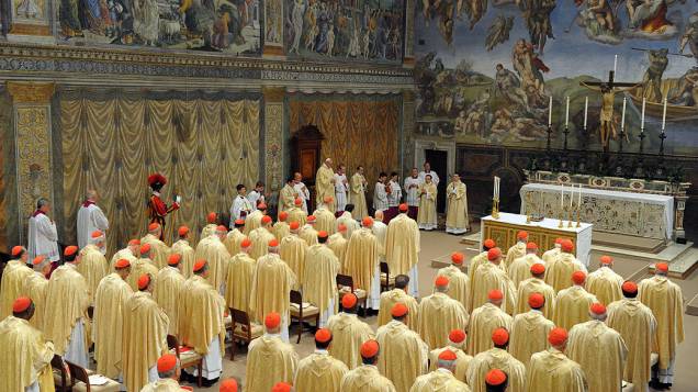 Cardeais assistem a primeira missa celebrada pelo papa Francisco, na Capela Sistina