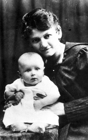 1920 - Karol Wojtyla com sua mãe, Emilia de Kaczorowski, em Waldowice, Polônia