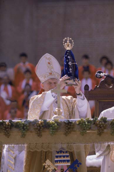 1980 – Papa João Paulo II na Catedral de Aparecida, São Paulo