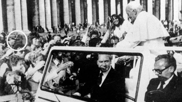 1981 – O Papa João Paulo II momentos antes de ser baleado na praça São Pedro, no Vaticano. No detalhe, a arma de Ali Agca