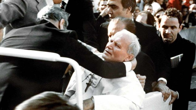 1981 – O Papa João Paulo II após ter sido baleado na praça São Pedro, no Vaticano