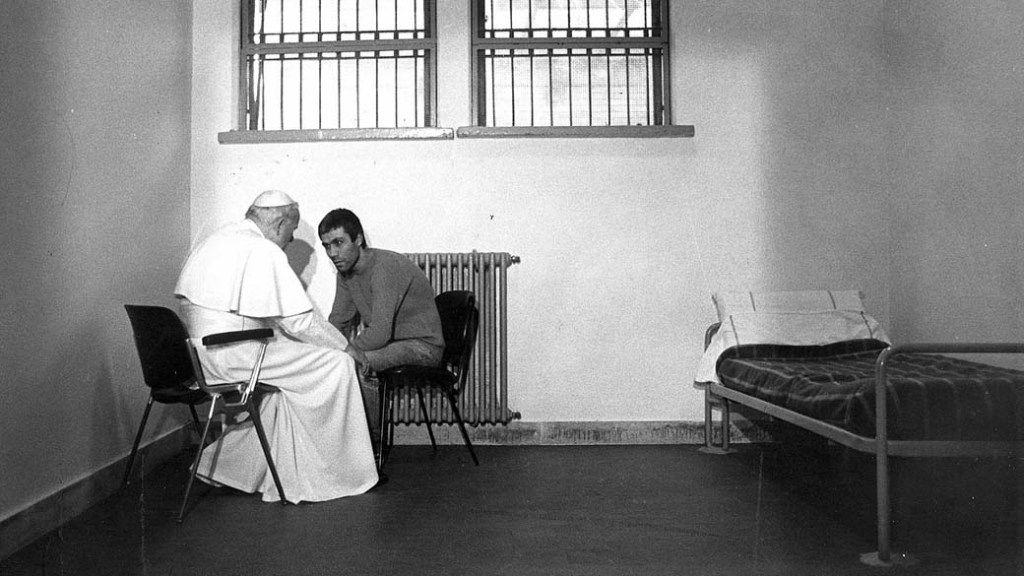 1983 – Papa João Paulo II com Ali Agca, o terrorista turco que tentou matá-lo