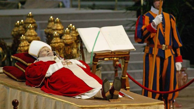2005 – Corpo do Papa João Paulo II na Basílica de São Pedro, no Vaticano