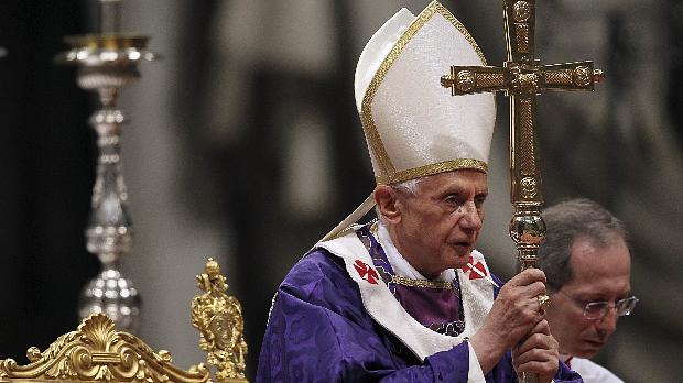 O papa Bento XVI durante missa de Quarta-Feira de Cinzas, na Basílica de São Pedro