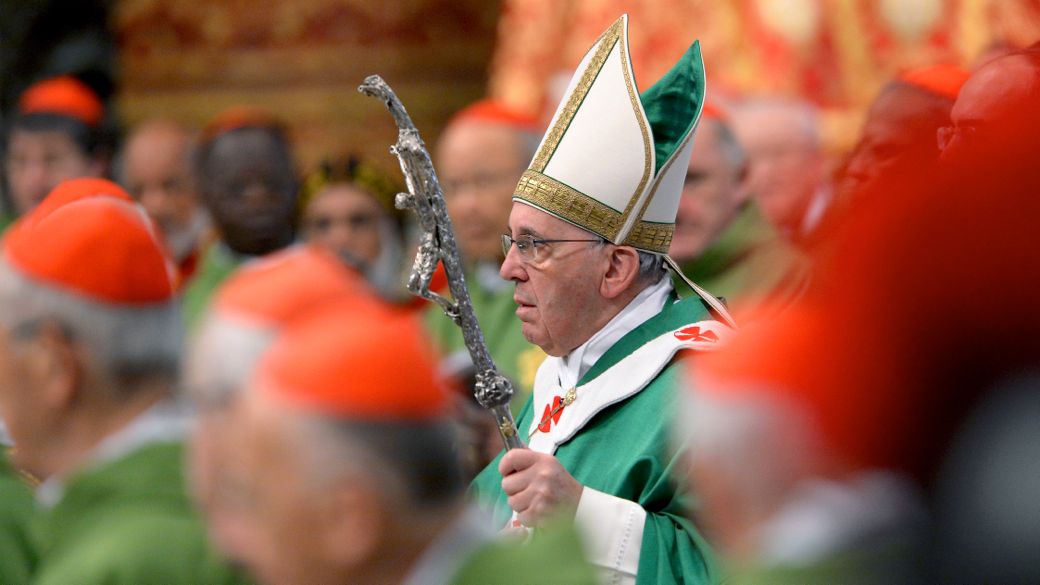 O papa Francisco cercado por seus novos cardeais em missa neste domingo, no Vaticano