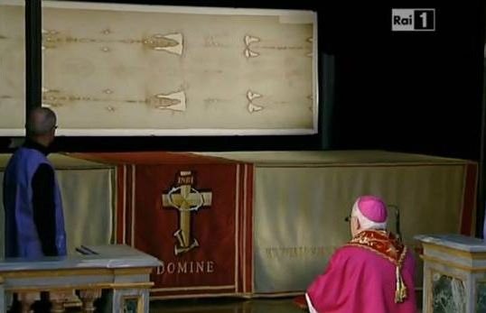 Imagem do Santo Sudário é transmitida ao vivo pela rede de televisão italiana RAI