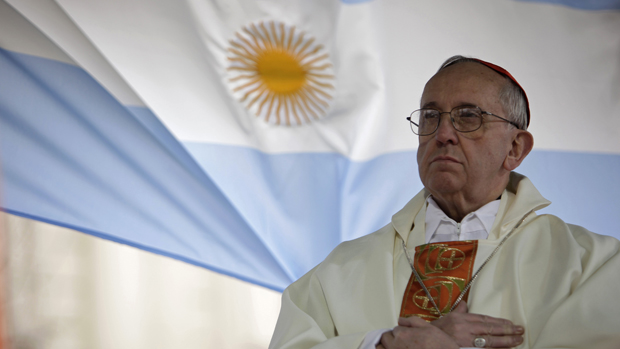 O cardeal Jorge Mario Bergoglio durante missa em Buenos Aires, em 2009