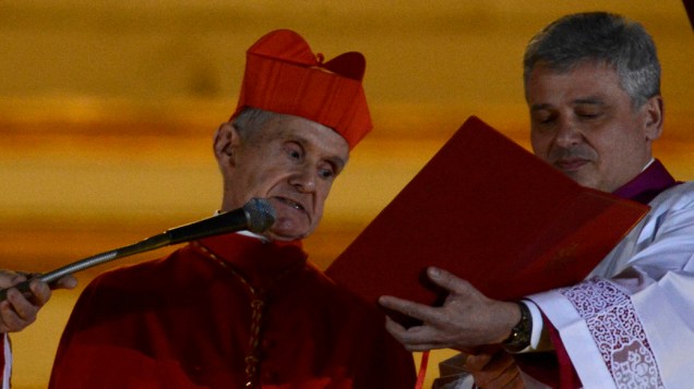 Cardeal francês Jean-Louis Tauran anuncia o novo papa, o Cardeal Jorge Mario Bergoglio, da Argentina