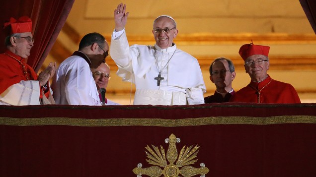Papa Francisco acena para fiéis durante primeiro discurso no Vaticano