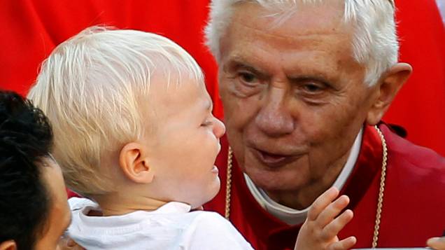 Bebê chora próximo ao Papa Bento XVI, durante missa na igreja de San Tommaso da Villanova