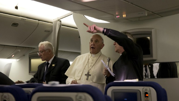 O Papa Francisco durante entrevista aos jornalistas no voo de retorno a Roma após uma viagem de três dias ao Oriente Médio