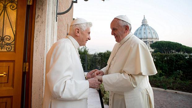 O papa Francisco visita o papa emérito Bento XVI no mosteiro Mater Ecclesiae, no Vaticano