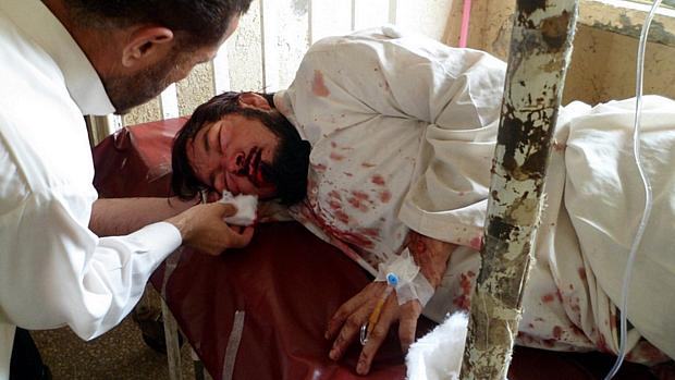 Homem ferido em atentado na cidade de Parachinar, na região tribal de Kurram, é tratado no hospital