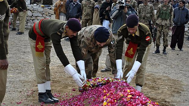 Soldados paquistaneses realizam funeral para militar morto na Caxemira pelas forças indianas
