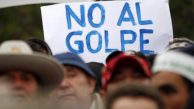 Paraguaios protestam contra processo político de Fernando Lugo Paraguaios protestam contra processo político de Fernando Lugo