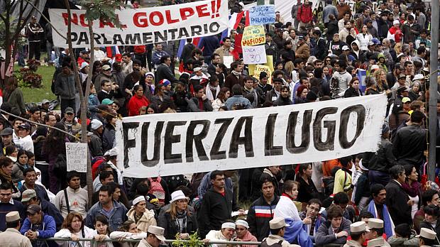 Paraguai: apoiadores de Lugo protestaram em frente ao Congresso onde senadores decidiam futuro do presidente